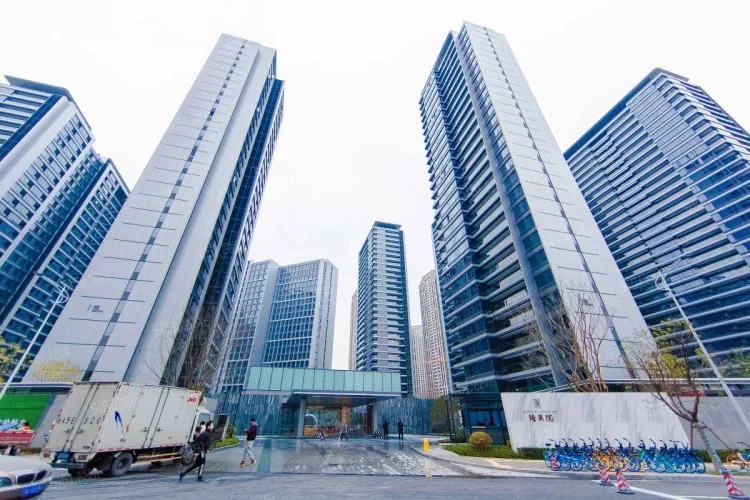 Hot Compound: One Century Mansion