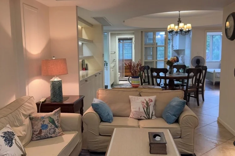 South Courtyard - Agent Selection